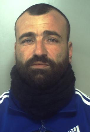 MISTERBIANCO: Lancia la droga sul terrazzino di uno sconosciuto. Preso spacciatore