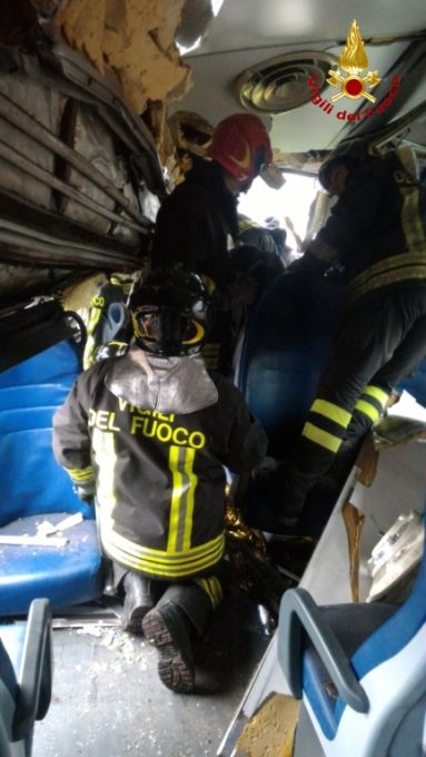 Treno deragliato a Pioltello: morte tre donne, 46 feriti di cui cinque molto gravi