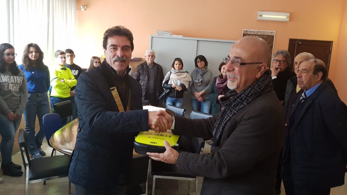 PATERNO': Il Kiwanis di Paternò dona un defibrillatore all'Istituto Comprensivo Don Milani - LE FOTO