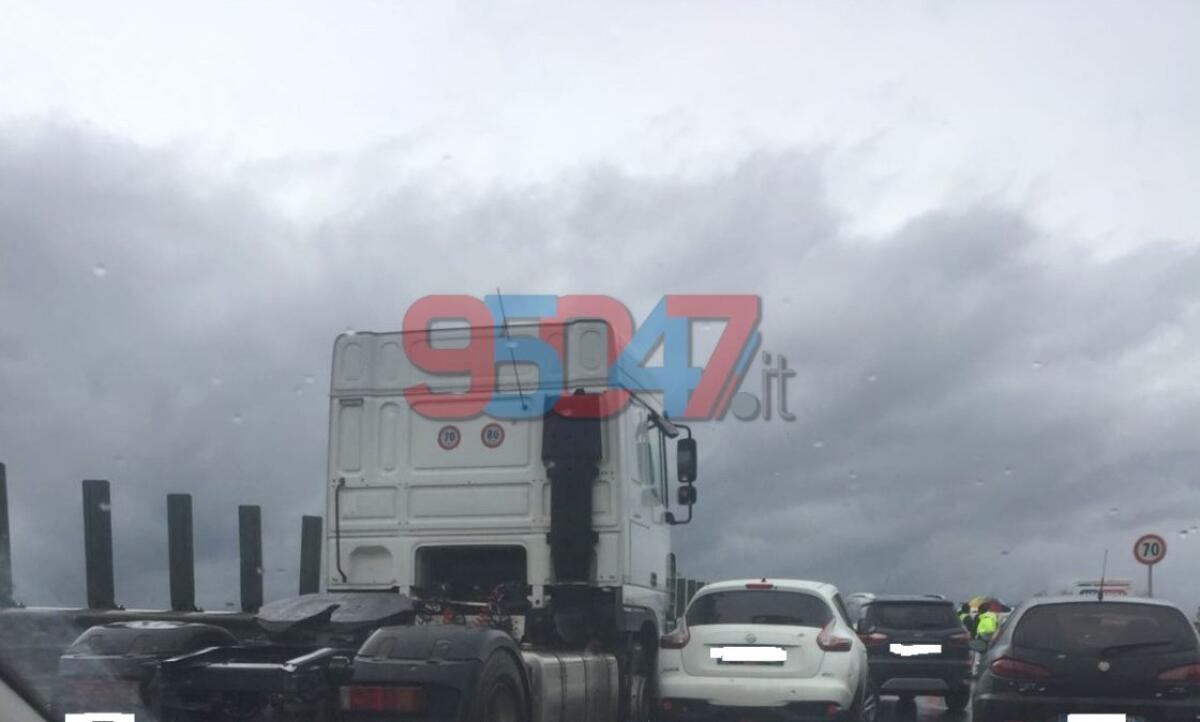 SS 121 TAMPONAMENTO NEI PRESSI DEL CENTRO COMMERCIALE - 