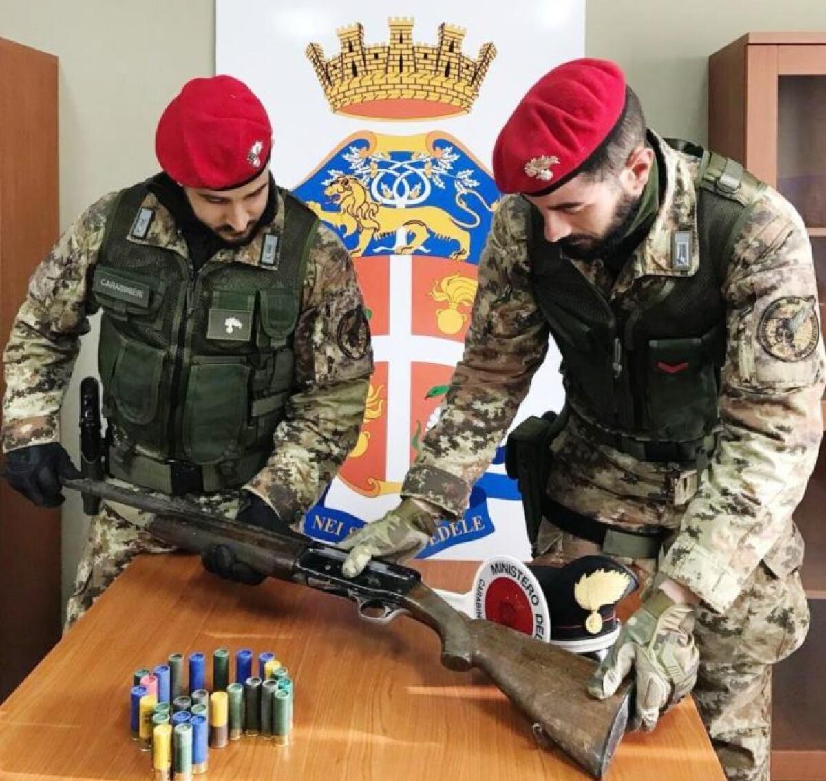 BIANCAVILLA: Occultavano un’arma clandestina, in manette padre e figlio - 