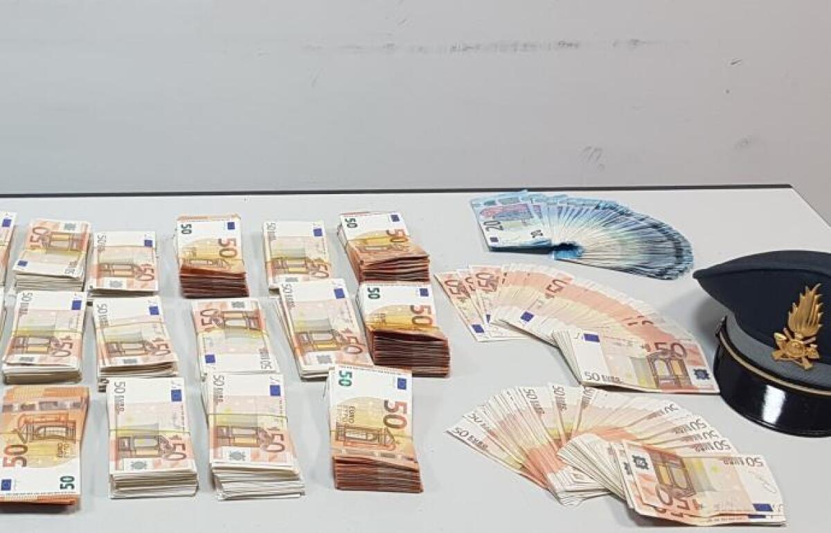 CATANIA: Guardia di Finanza scopre all'aeroporto trasporto illegale di valuta per 1,4 mln € - 