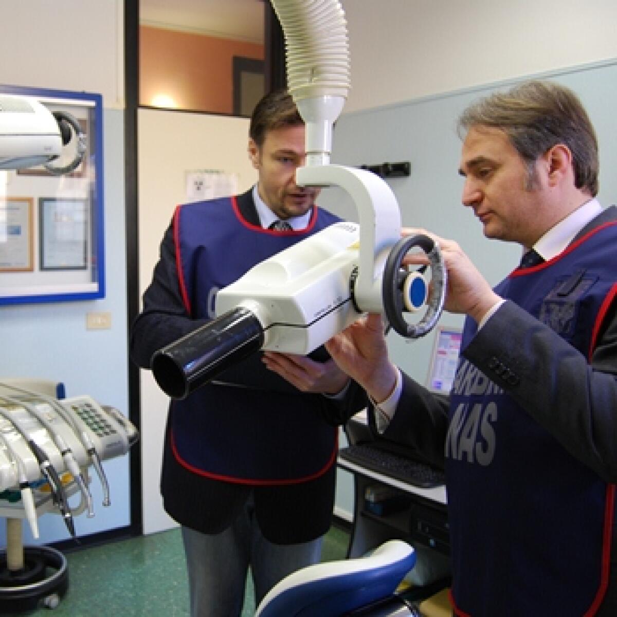 RAGUSA: Assistente alla poltrona fa l’igienista dentale, denunciata per esercizio abusivo della professione - 