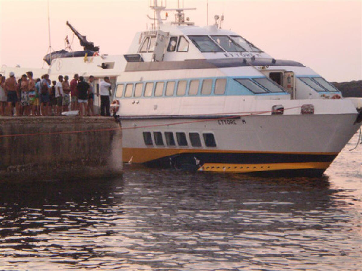 MILAZZO: Passeggero aliscafo cade in mare e muore - 