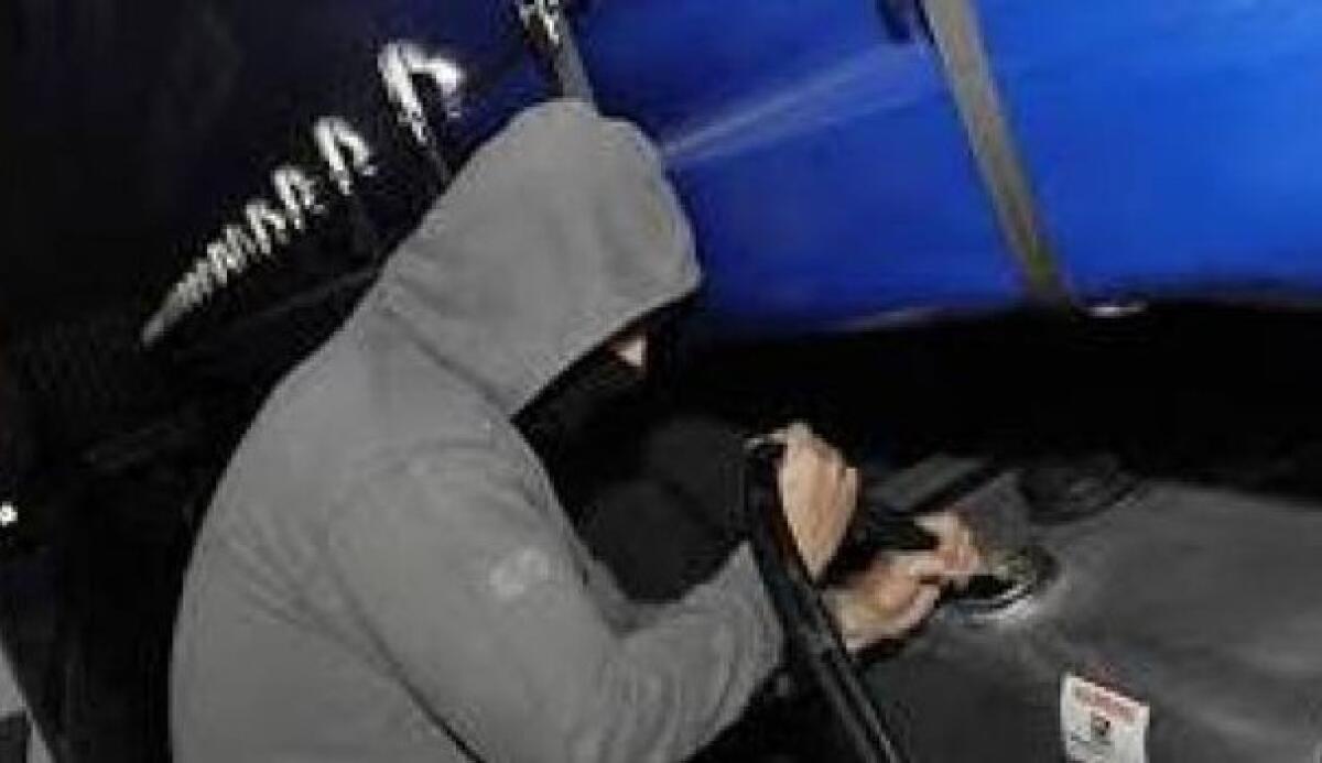 CATANIA: Ruba carburante da un’auto in sosta - 