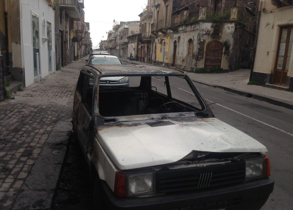 PATERNO': Continua la scia di fuoco - Le foto