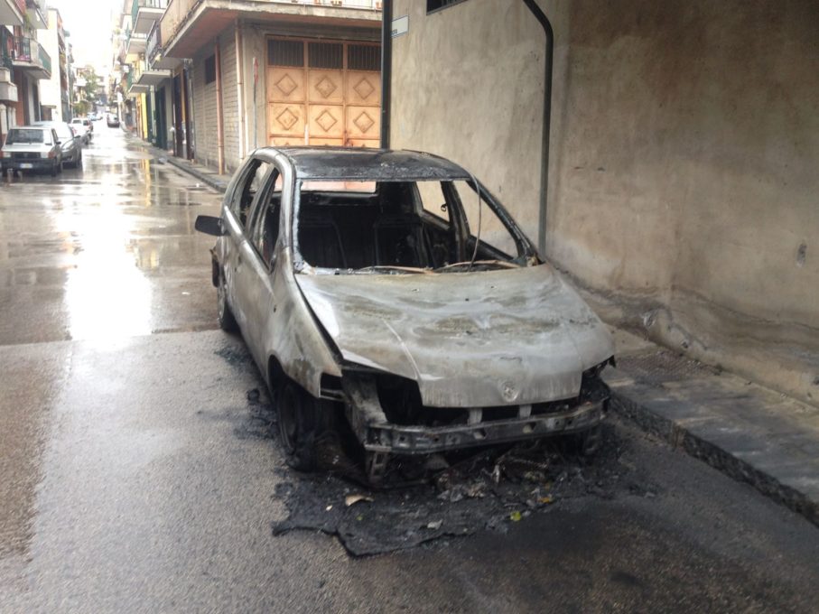 Paternò notte di fuoco: 4 auto incendiate le foto