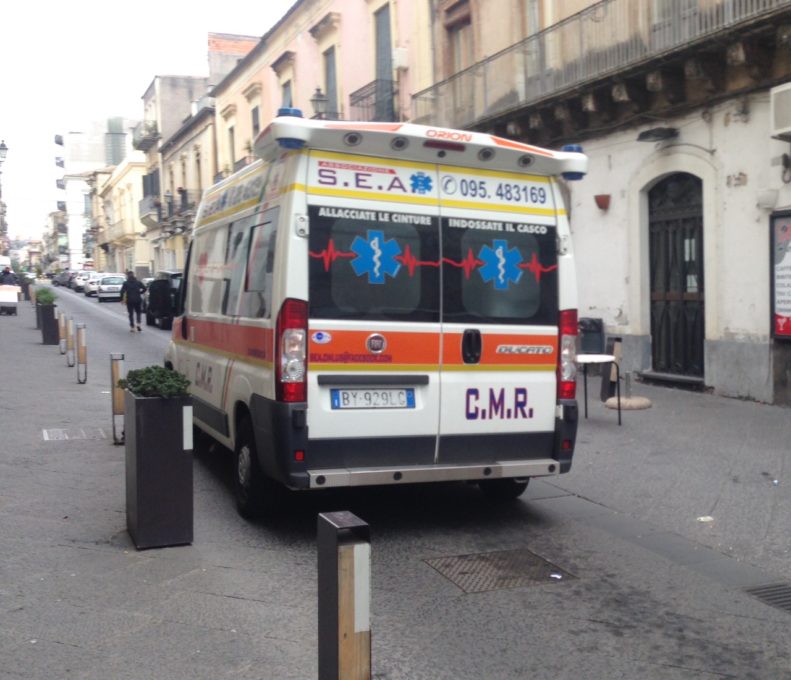 PATERNO': Pedone investito in via Vittorio Emanuele