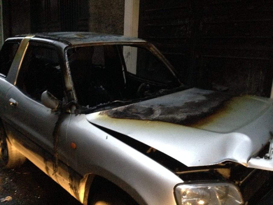 PATERNO': Notte di fuoco: 4 autovetture incendiate - Le foto