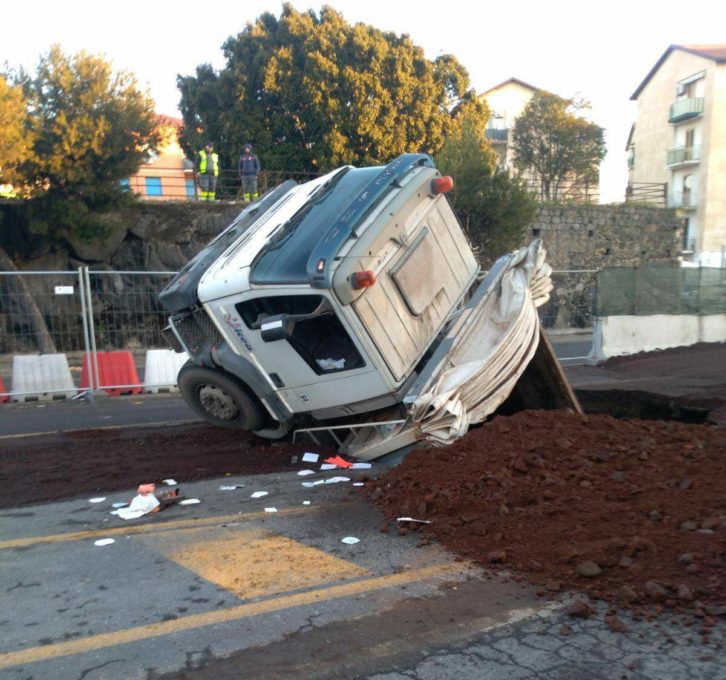 CATANIA: Camion sprofonda, circonvallazione chiusa per una notte - Le foto