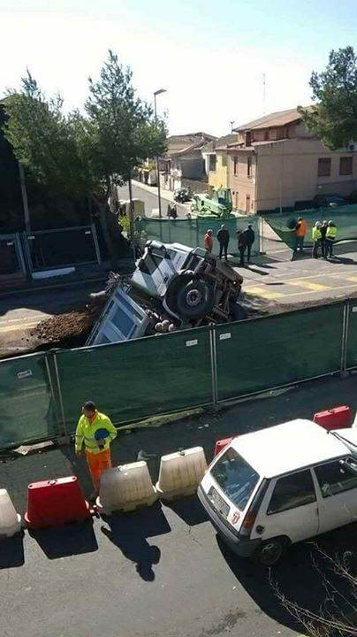 CATANIA: Camion sprofonda, circonvallazione chiusa per una notte - Le foto