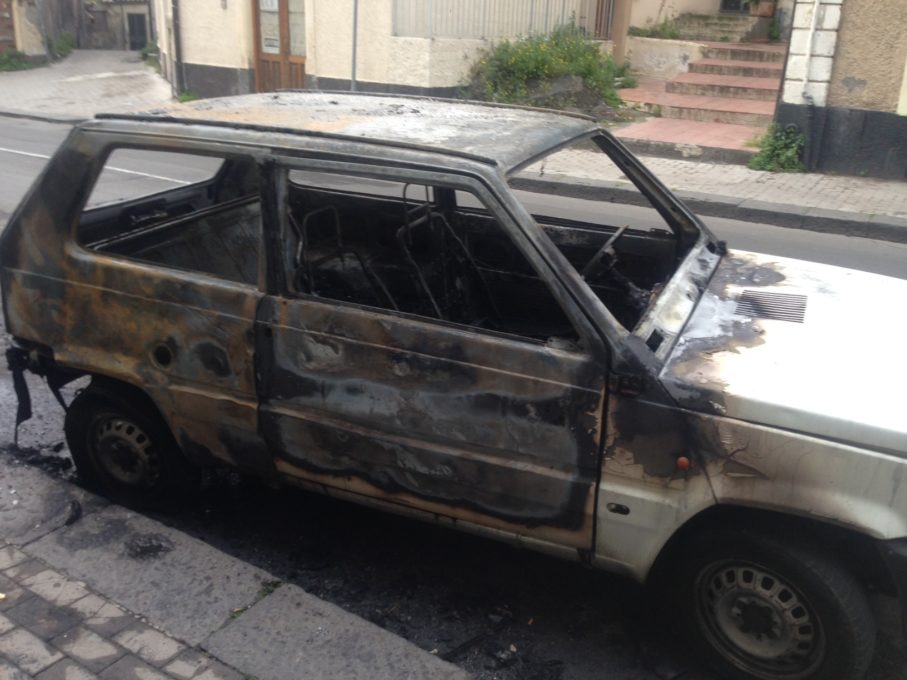 PATERNO': Continua la scia di fuoco - Le foto