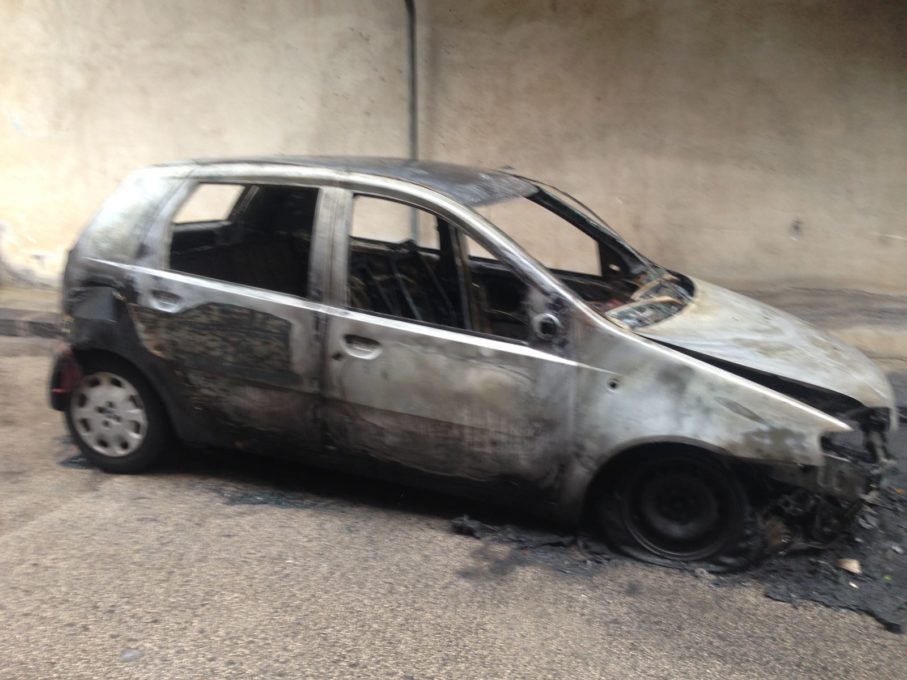 Paternò notte di fuoco: 4 auto incendiate le foto