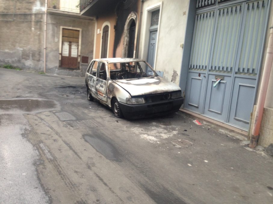 PATERNO': Continua la scia di fuoco - Le foto