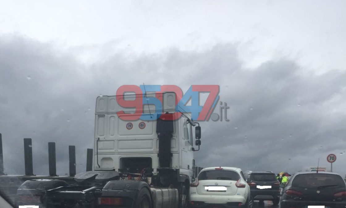 SS 121 TAMPONAMENTO NEI PRESSI DEL CENTRO COMMERCIALE