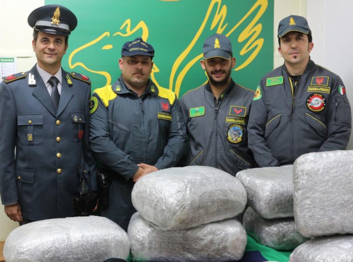 GUARDIA DI FINANZA, SEQUESTRA NEL LITORALE DI RIPOSTO, 43 KG DI MARIJUANA. - 