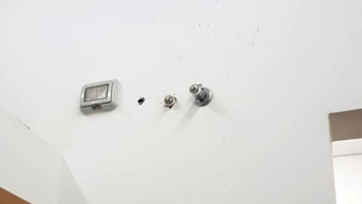 GIARRE: Una scuola senza acqua calda, la denuncia dei poliziotti a presidio del seggio - 