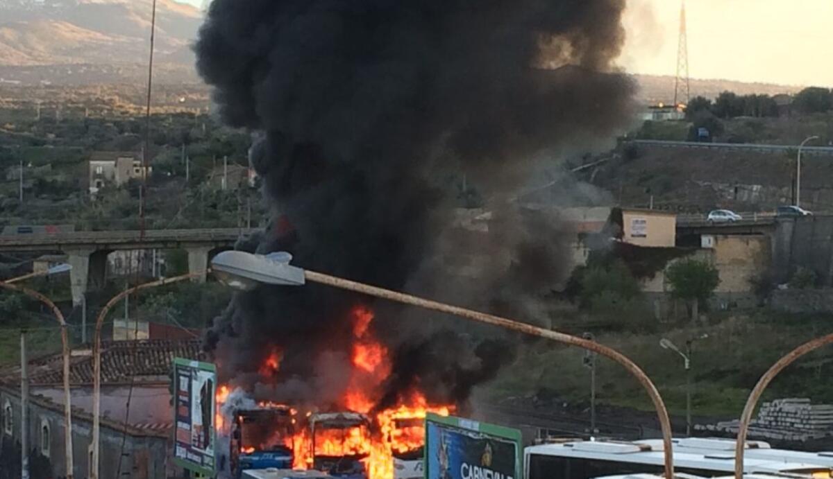 PATERNO': Tre autobus della Circumetnea in fiamme, non è dolo - 