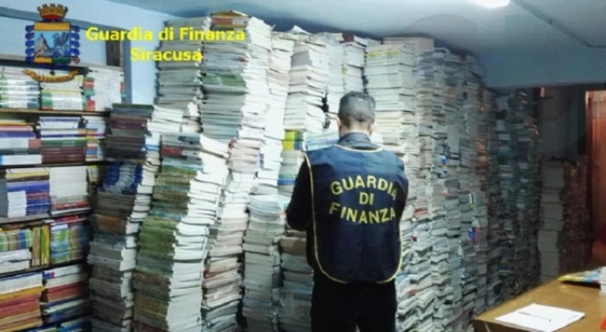 SIRACUSA: La guardia di finanza sequestra 67 mila libri scolastici copie omaggio vendute in libreria - 