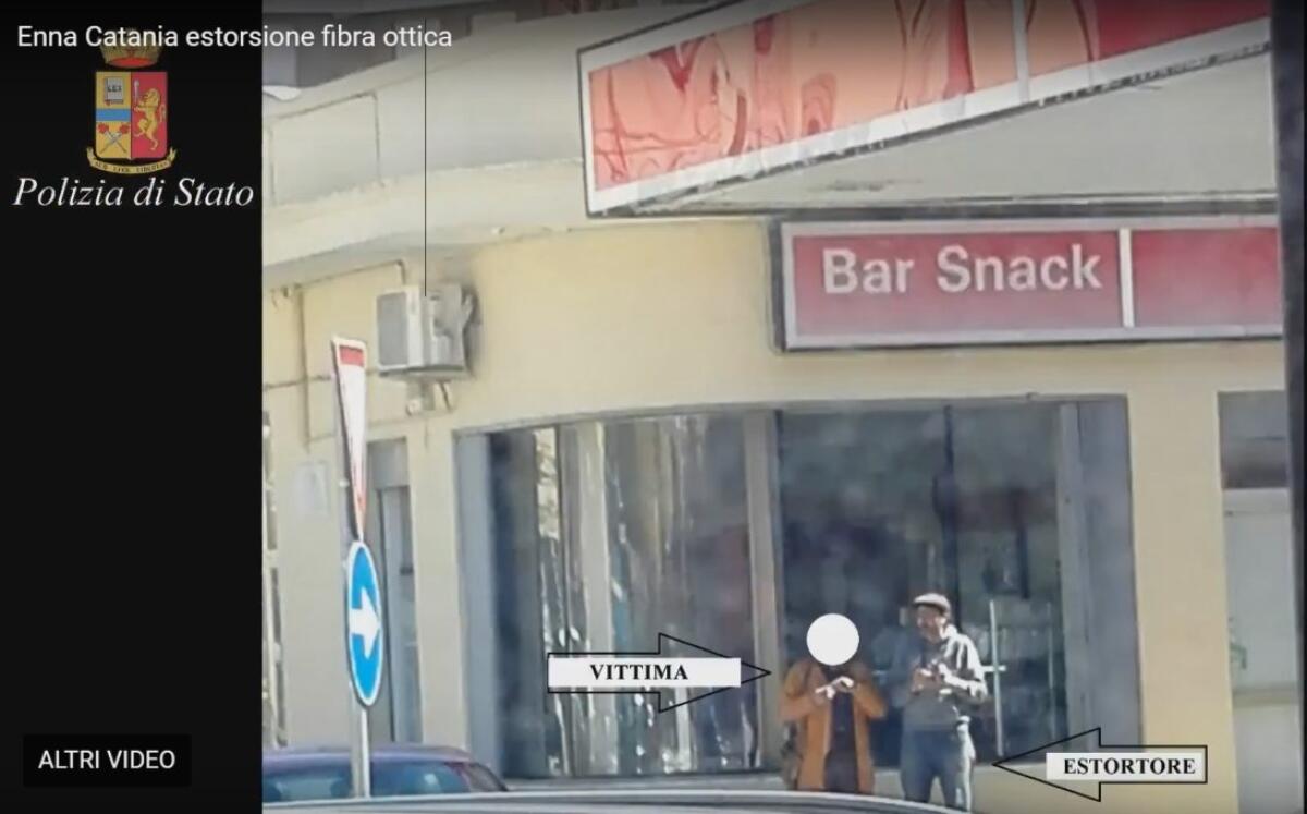 Pizzo sui lavori per la messa in posa della fibra ottica, 6 arresti fra Catania ed Enna - 