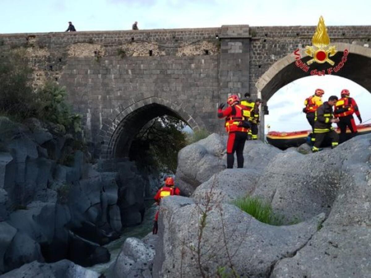I Vigili del Fuoco di Messina salvano un Pastore Maremmano bloccato sulla sponda del fiume Alcantara - LE FOTO - 