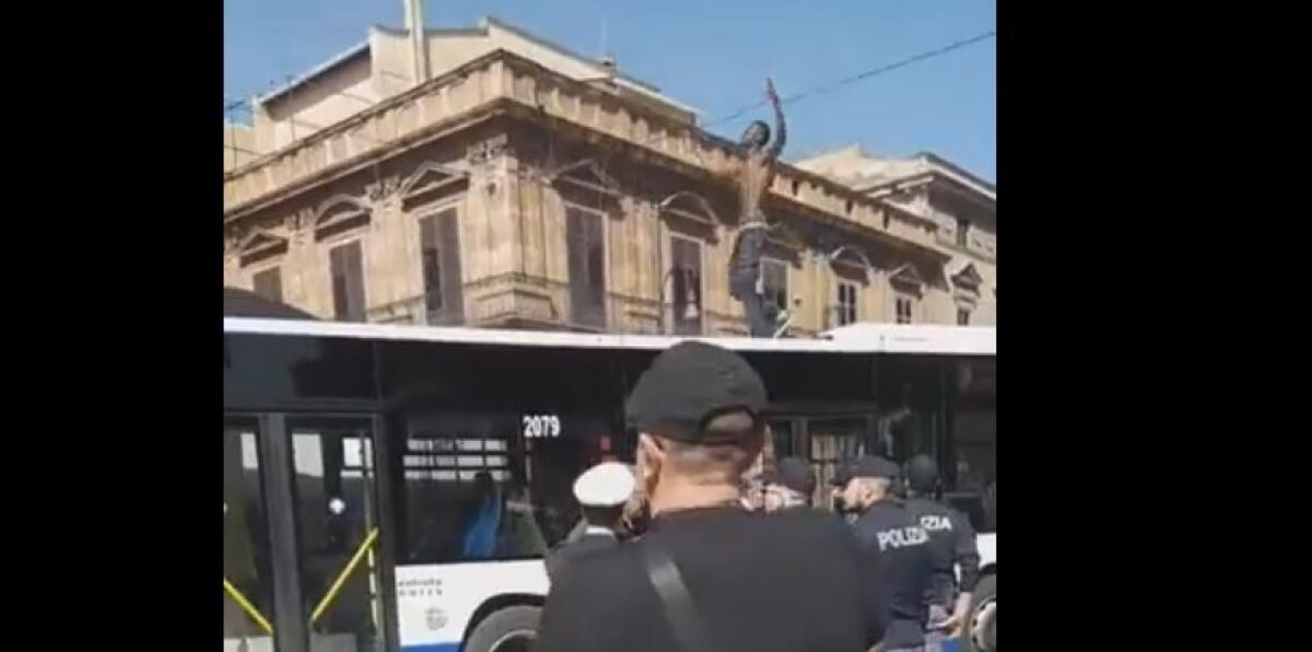 PALERMO: Extracomunitario blocca un autobus e si siede sul tetto - VIDEO - 