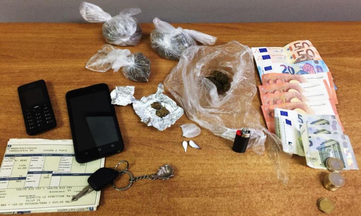 BIANCAVILLA: Droga e soldi nascosti in auto, arrestato 24 enne - 