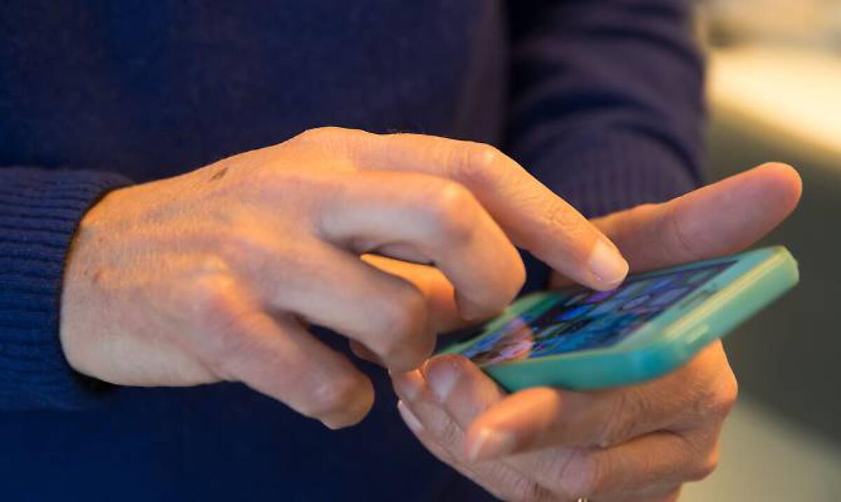 BIELLA: Scopre a letto che la donna conosciuta in chat è un uomo, lo denuncia per violenza sessuale - 