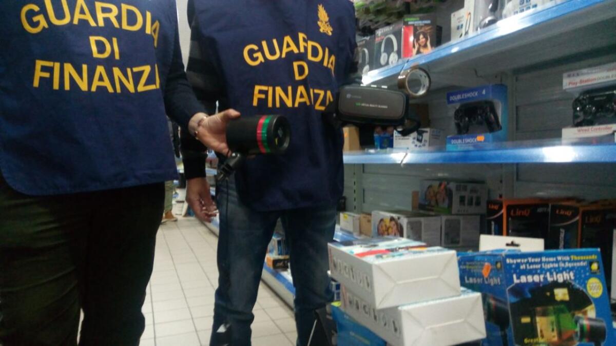 RIPOSTO: SEQUESTRATI 1.300 ARTICOLI PERICOLOSI E CONTRAFFATTI, DENUNCIATO UN IMPRENDITORE CINESE - 