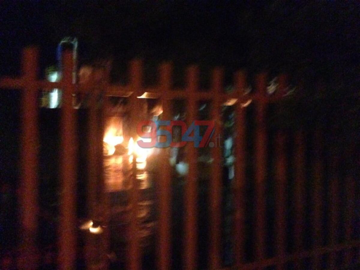 BELPASSO: Vasto incendio in una ditta di smaltimento rifiuti - Le foto - 