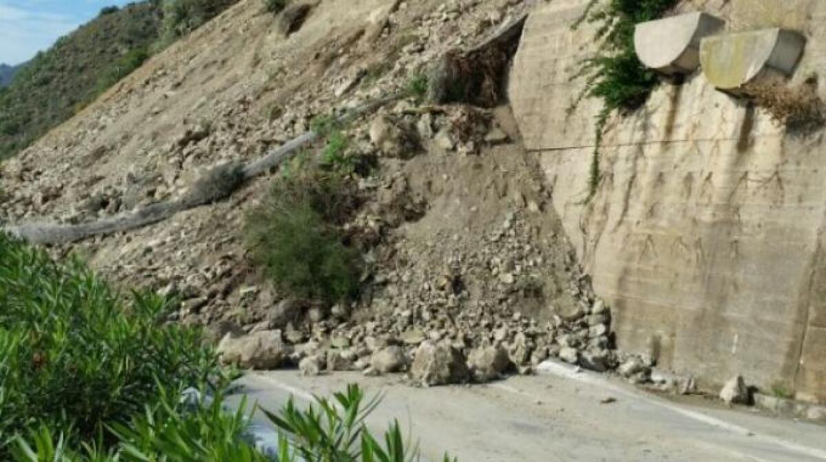 La frana a Letojanni sulla A18, sei indagati dalla Procura di Messina - 