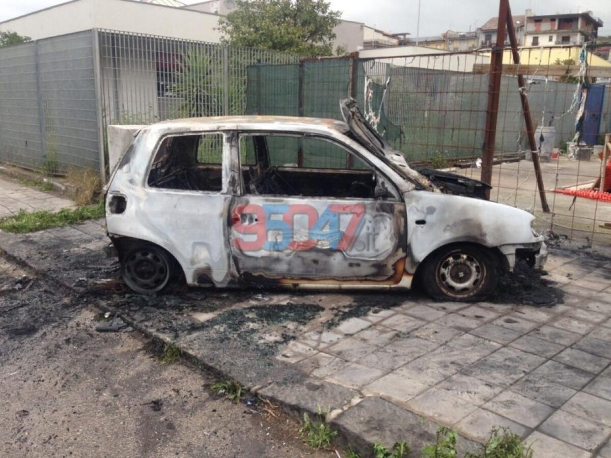PATERNO': AUTO IN FIAMME ZONA SCALA VECCHIA - 
