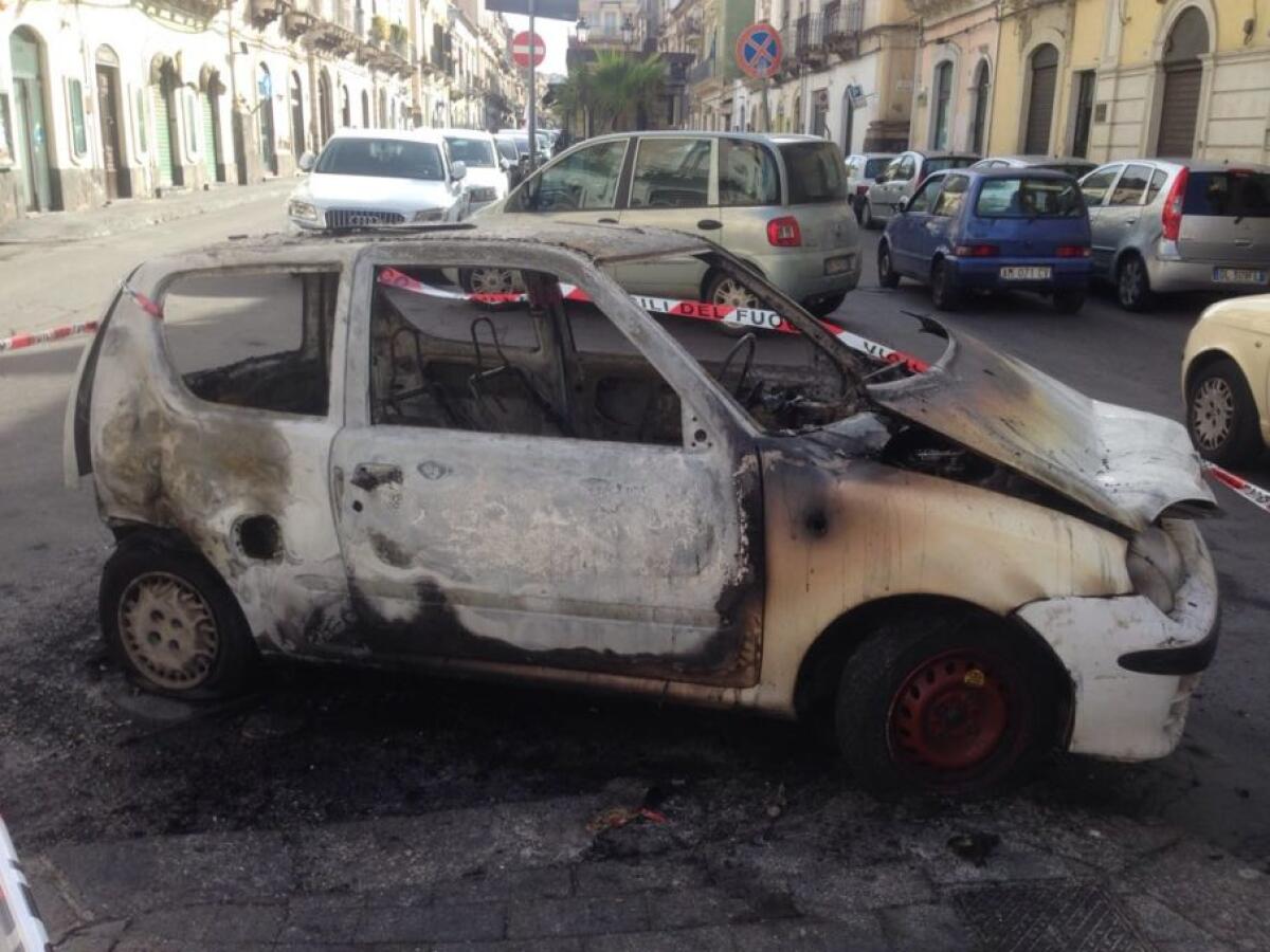 PATERNÓ: Auto in fiamme alle "palme" - 