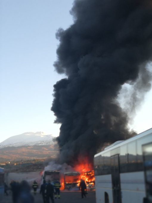 PATERNO': Incendio in deposito, distrutti 3 autobus