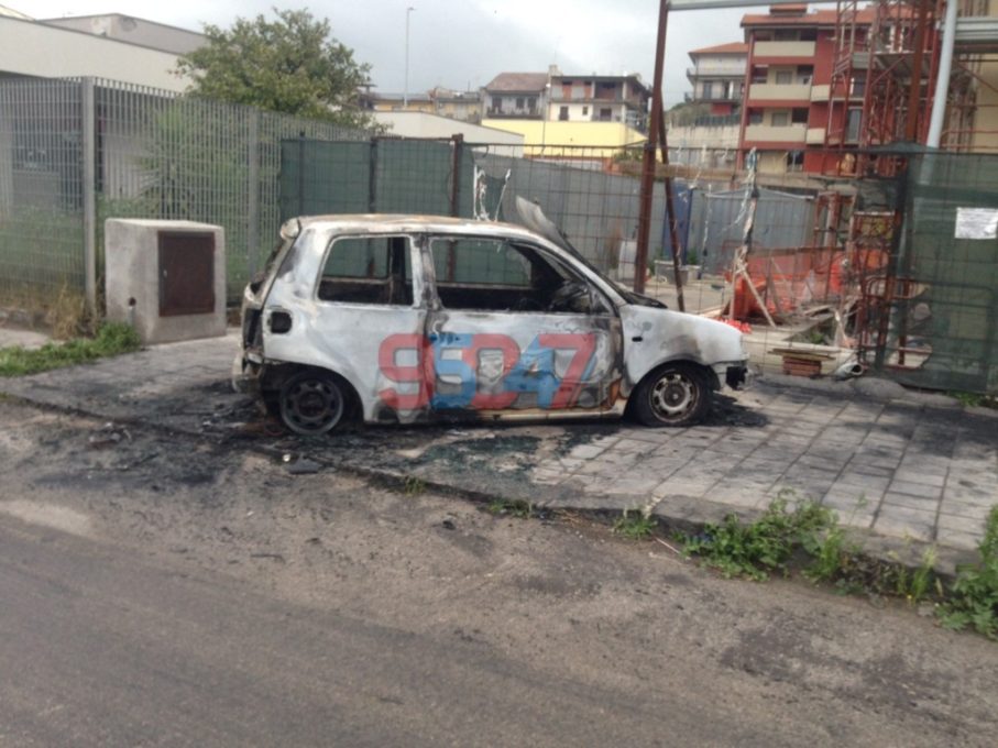PATERNO': AUTO IN FIAMME ZONA SCALA VECCHIA