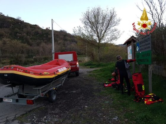 I Vigili del Fuoco di Messina salvano un Pastore Maremmano bloccato sulla sponda del fiume Alcantara - LE FOTO