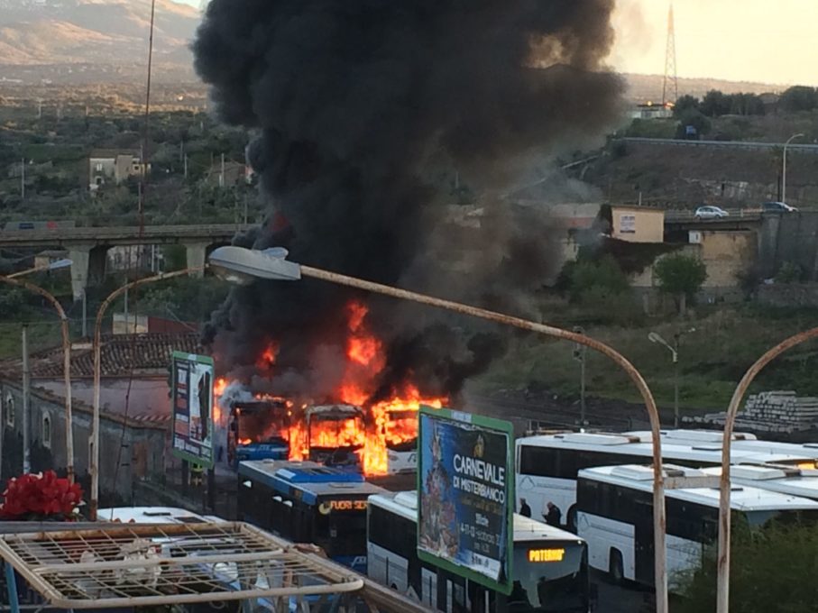 PATERNO': Incendio in deposito, distrutti 3 autobus