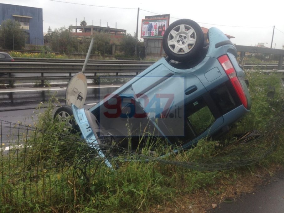 AUTO SI RIBALTA IN CONTRADA PALAZZOLO, FERITA GIOVANE PATERNESE