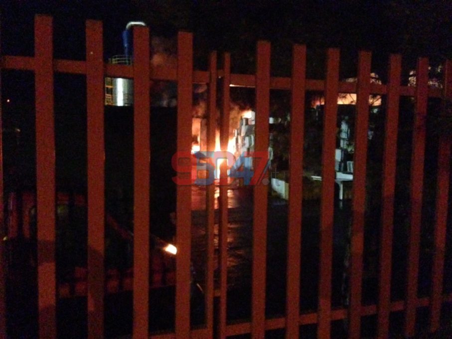 BELPASSO: Incendio in una ditta di smaltimento rifiuti - Le foto