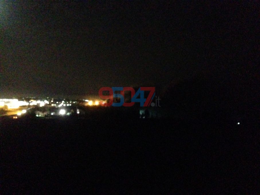 BELPASSO: Vasto incendio in una ditta di smaltimento rifiuti - Le foto