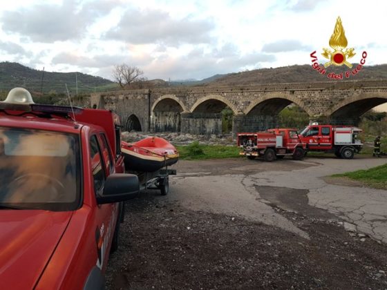 I Vigili del Fuoco di Messina salvano un Pastore Maremmano bloccato sulla sponda del fiume Alcantara - LE FOTO