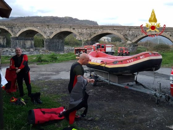 I Vigili del Fuoco di Messina salvano un Pastore Maremmano bloccato sulla sponda del fiume Alcantara - LE FOTO