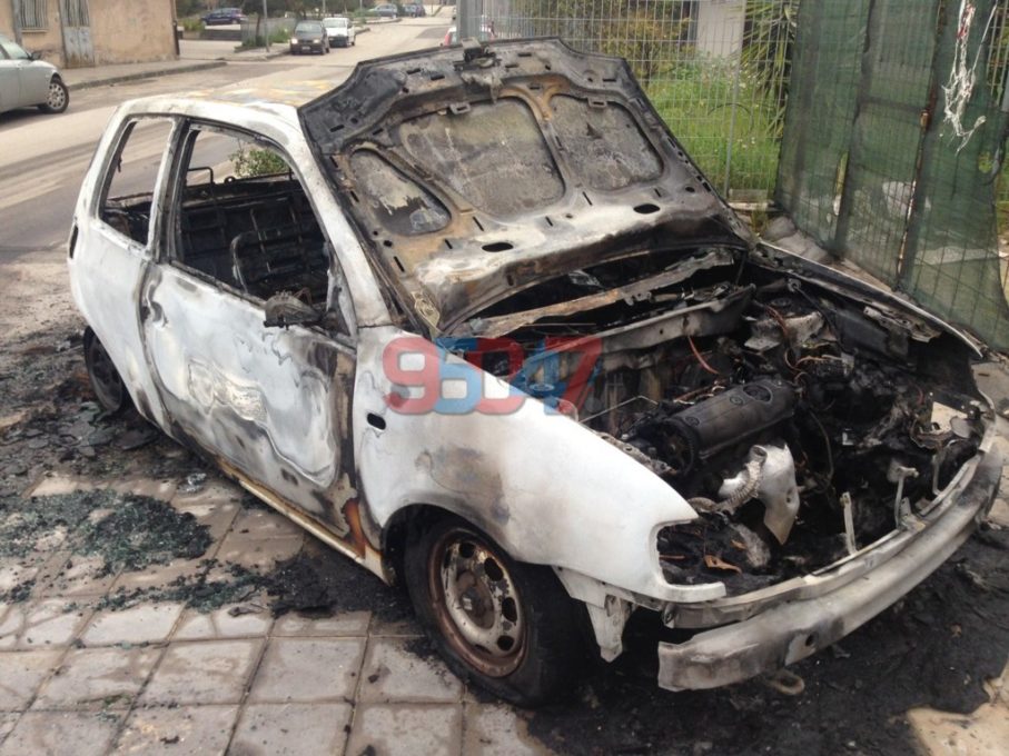 PATERNO': AUTO IN FIAMME ZONA SCALA VECCHIA