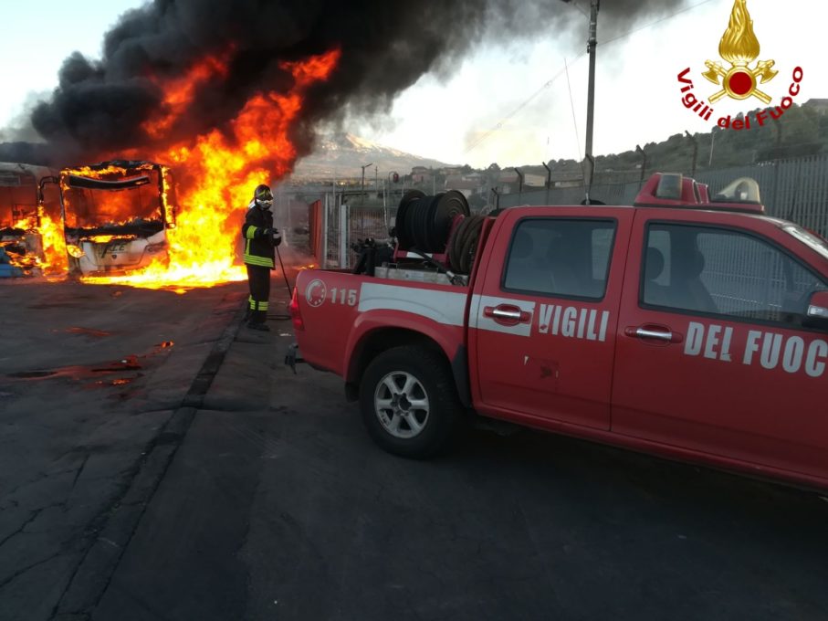 PATERNO': Tre autobus della Circumetnea in fiamme, non è dolo