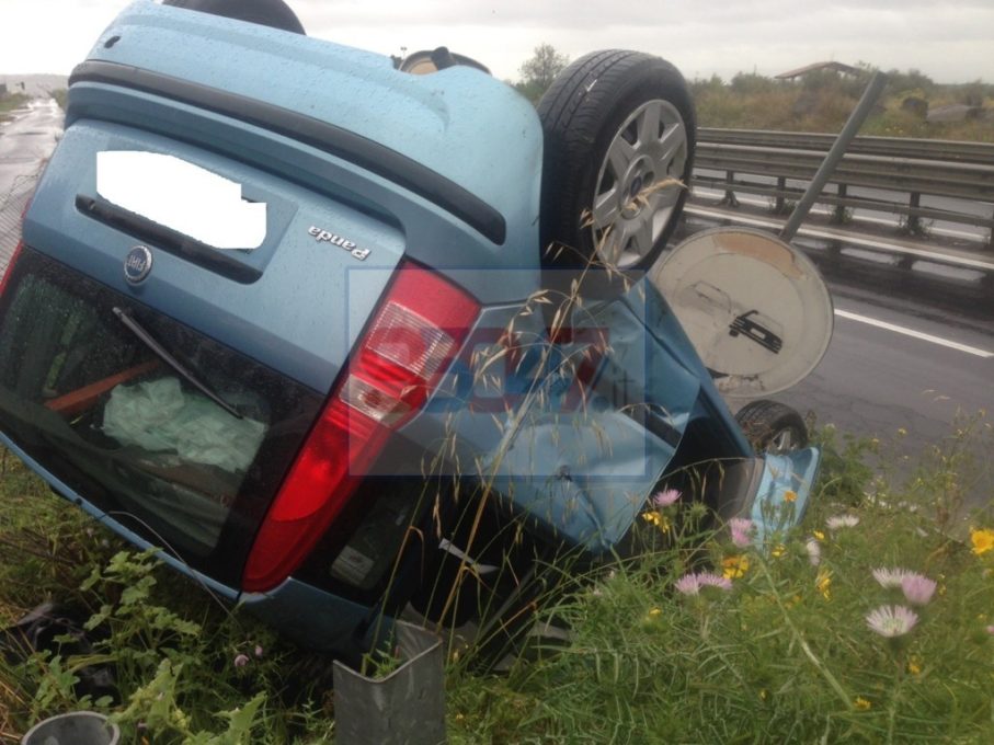 AUTO SI RIBALTA IN CONTRADA PALAZZOLO, FERITA GIOVANE PATERNESE