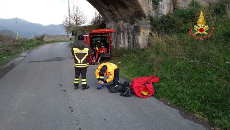 I Vigili del Fuoco di Messina salvano un Pastore Maremmano bloccato sulla sponda del fiume Alcantara - LE FOTO