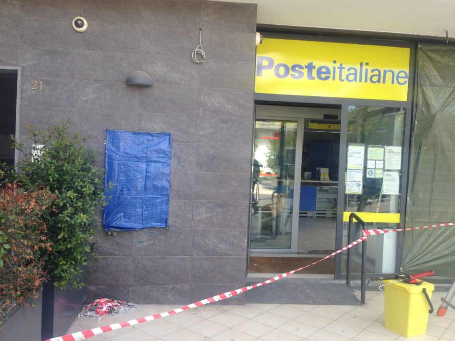 BELPASSO RUBATO BANCOMAT, BANCONOTE FORSE MACCHIATE