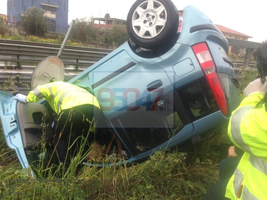 INCIDENTE SULLA SS121, AUTO SI RIBALTA IN CONTRADA PALAZZOLO