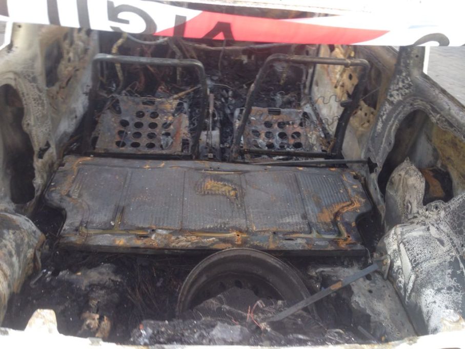 PATERNÓ: Auto in fiamme alle "palme"