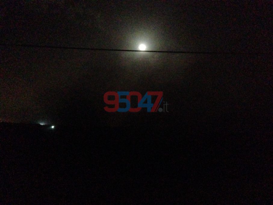 BELPASSO: Vasto incendio in una ditta di smaltimento rifiuti - Le foto